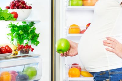 冷蔵庫の前に立つ妊婦